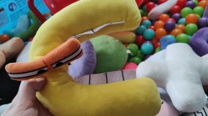 играем в мягкие буквы алфавита лор, алфавит лора, alphabet lore мягкий для детей