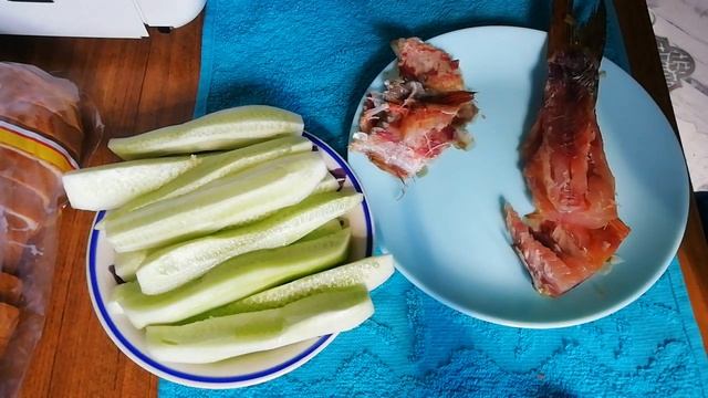 Асмр-итинг 😋Рыбка и огурчики 🥒