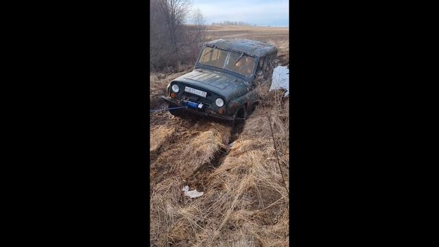 едет уазик
