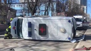 На юге Москвы скорая помощь разбилась в ДТП с Mercedes