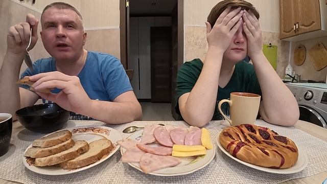 Мукбанг сильно ПЕРЕЖИВАЮ из-за приёма у ВРАЧА, Вовчик меня успокаивает! Семейный обед в России