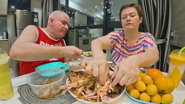 Мукбанг ПИР ЖИВОТА, стол ЛОМИТСЯ от ДЕЛИКАТЕСОВ! Лобстер устрицы кальмар на семейный ужин в Таиланде