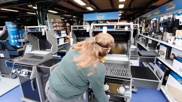 505087 Napoleon Rogue 365 Zwart Esme смотреть онлайн