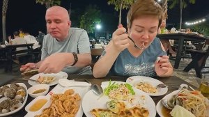 Мукбанг ПРАЗДНУЕМ РОЖДЕСТВО по БОГАТОМУ в Паттайе! Стол ЛОМИТСЯ от еды в Ресторан с морепродуктами