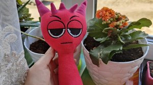 играем в спрунки, спрунки смотрит в окно, детские игры, игрушка спрунки красный для детей