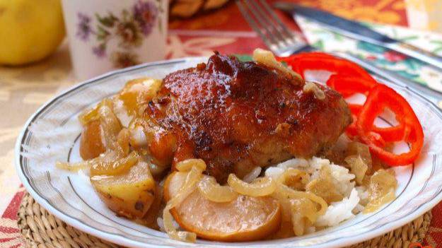 Куриные бёдрышки запечённые с яблоками