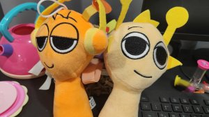 спрунки для детей, играем в спрунки, мягкие игрушки оранжевый и жёлтый спрунки для детей