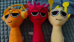 играем в спрунки, детские мягкие игрушки спрунки для детей, жёлтый красный и оранжевый спрунки