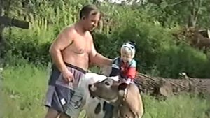 Отдыхаем душой.Скопин. Прекрасные внуки и доченька.Бычок,козы,куры,кролики..Июнь 1997