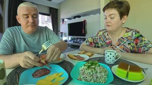 Мукбанг подЖИРАЕМ новогодние салатики, я РАСЩЕДРИЛАСЬ на колбасу Вовану) Семейный обед в Таиланде