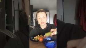 Жареная картошка с селёдкой и соленья ✅