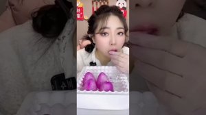 девушка грызёт шишки из розового льда наполненные снегом!