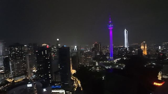 Malaysia, Kuala-Lumpur, Platinum KLCC, бассейн 51 этаж - вид на Куала-Лумпур с крыши вечером.