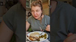 Ужинаем. Жареные бедра с перловкой, маринованные огурчики