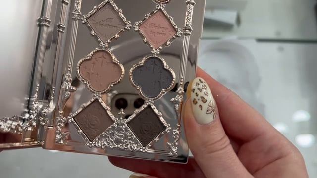 Очень красивая и эстетичная палетка Flower Knows Swatches&Viewers MakeUp