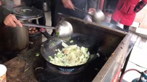 Уличная еда в закоулках Китая. Китайская лапша вок.