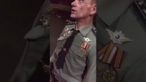Мужика зовут Жан Клод Ван Дамм Терминатор ))