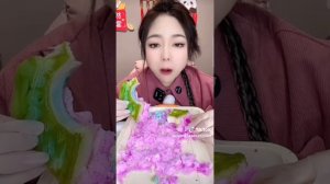 девушка сгрызает башню из замороженной пены с ледовой крошкой!