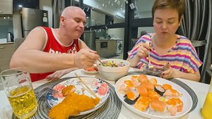Мукбанг ночной обЖОР! Обсуждаем планы на НГ. КАК и с КЕМ будем отмечать? Что будем готовить? Ужин