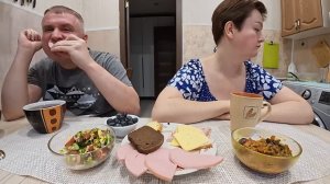 Мукбанг ОБИДЕЛАСЬ на Вована и УШЛА из-за стола, ДОСТАЛ! Семейный обед в России