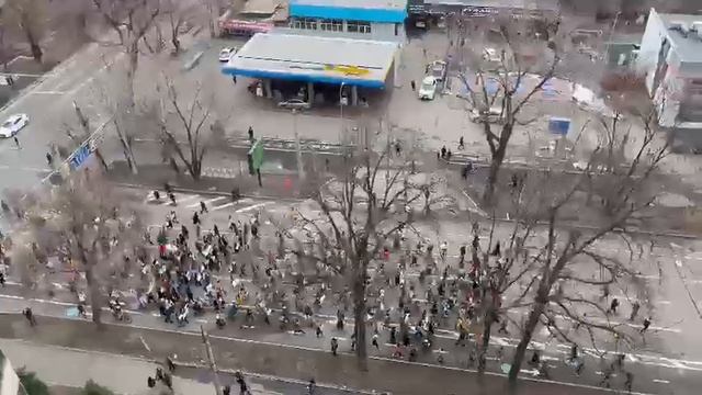 В Алматы прошел марш за женские права смотреть онлайн