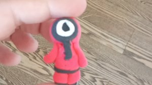 как слепить красных людей из  игры в кальмара из пластилина