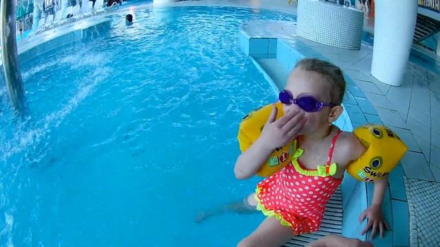 Эвелина в АКВАПАРКЕ. Купаемся в бассейне смотреть онлайн