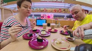Мукбанг ЖАДНО ОБЪЕДАЕМСЯ суши и роллы в кафе с ТАРЕЛОЧКАМИ) Прогулялись по ПЛЯЖНОЙ улице в Паттайе