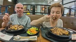 Мукбанг я с Вованом только из-за КВАРТИРЫ) ОГРОМНЫЕ порции, едим прям из СКОВОРОДОК в Таиланде Ужин