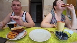 Мукбанг всем КОСТОЧКИ перемыли, у нас своё МНЕНИЕ по разным вопросам! Семейный обед в России