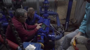 Измерение несоосности водяного насоса с помощью лазерного уровня