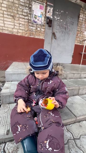 Шоколадное яйцо Kinder Maxi. Володя ест большое яйцо Киндер «Маша и Медведь». Маша, Мелведь и велоси