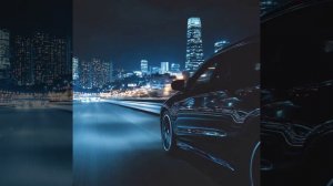 Машина едет по городу. Вид сбоку.