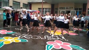 танец девочек  на Последнем звонке