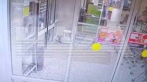 В Перми 15-летний школьник вооружился пневматическим пистолетом, пригрозил кассиру.