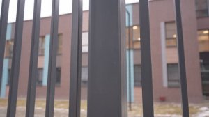 Монтаж заборных секций из профильной трубы в ЖК Остафьево ГК САМОЛЕТ