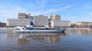 Москва. Путешествие по Москве реке от  Зарядье до  Киевской. Даже погода не испортила настроения.