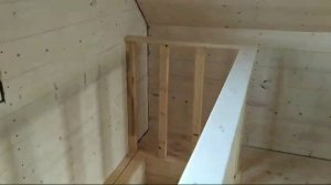 Узкая лестница в небольшой проем .