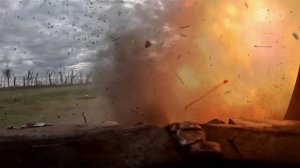 Пехотный штурм, артиллерийские дуэли, удары беспилотников: кадры из зоны СВО и сводка Минобороны