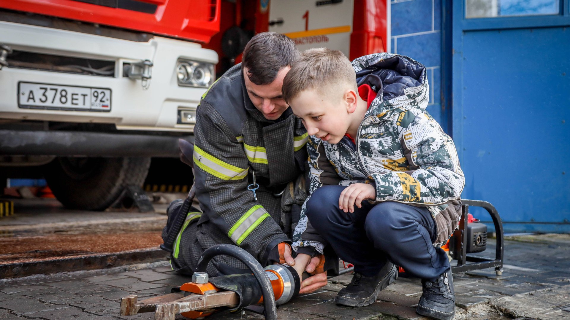 Победил в конкурсе и нашёл друзей в пожарной части смотреть онлайн