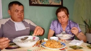 Жизнь в деревне.  Каждый свое чешет