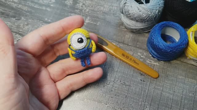Вязать Миньона крючком