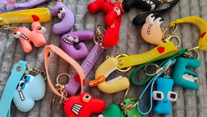 наши брелки для детей с буквами алфавита лор, алфавит лора брелки детские, alphabet lore играем