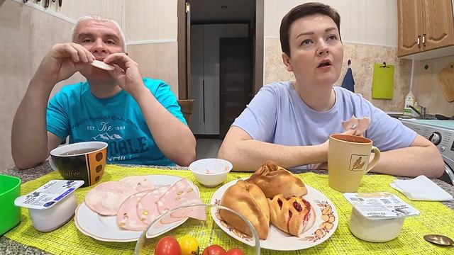 Мукбанг обсуждаем с Вованом РЕМОНТ в квартире, что ПЛАНИРУЕМ сделать! Семейный обед в России