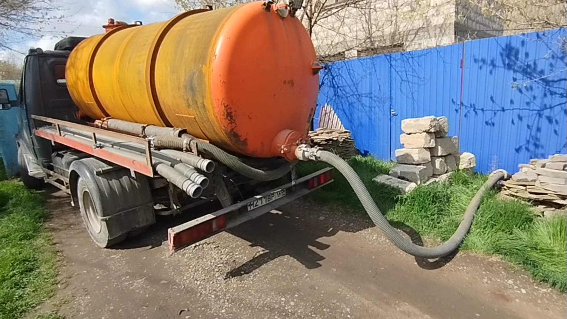 Ржавый говновоз в деле. Деньги пахнут. Будни ассенизатора