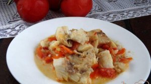 Рыба тушеная с овощами в сковороде