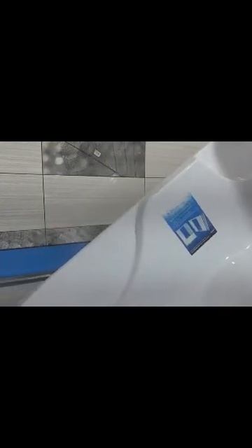 Установка акриловой ванны своими руками. #shorts смотреть онлайн