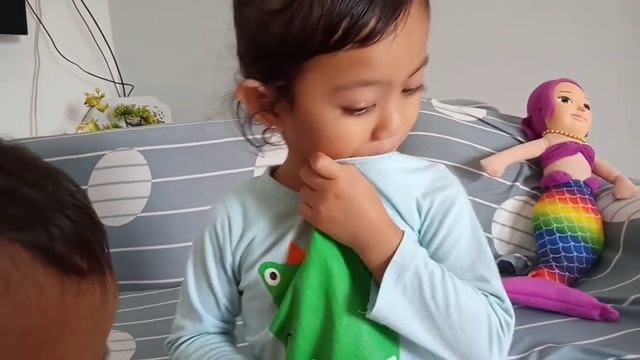 Salsa eats candy Gumi lunch with a flavor or cola burger and french fries смотреть онлайн