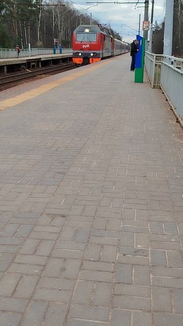 ЭП2К-247 с коротким поездом на три вагона. о.п. Белоозерская. смотреть онлайн