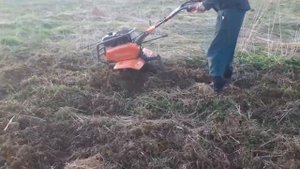 Обрабатываю землю культиватром